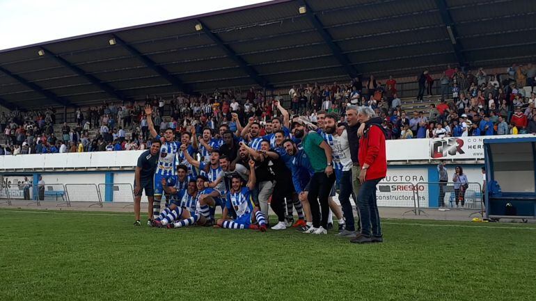 La plantilla blanquiazul celebra junto a su afición la clasificación para el play off de ascenso.