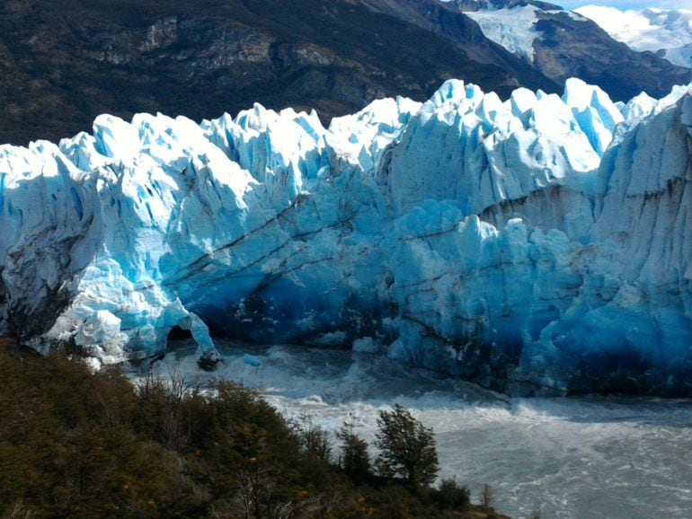 El enorme glaciar comenzó el miércoles el proceso hacia su cíclica ruptura.