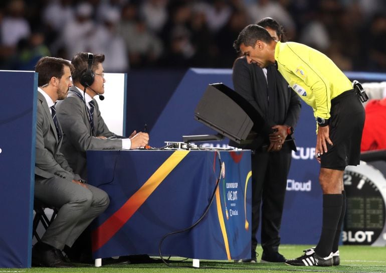 Videoarbitraje en un partido de futbol