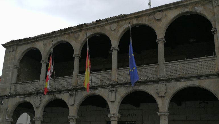 Las banderas del Consistorio bejarano, a media asta.