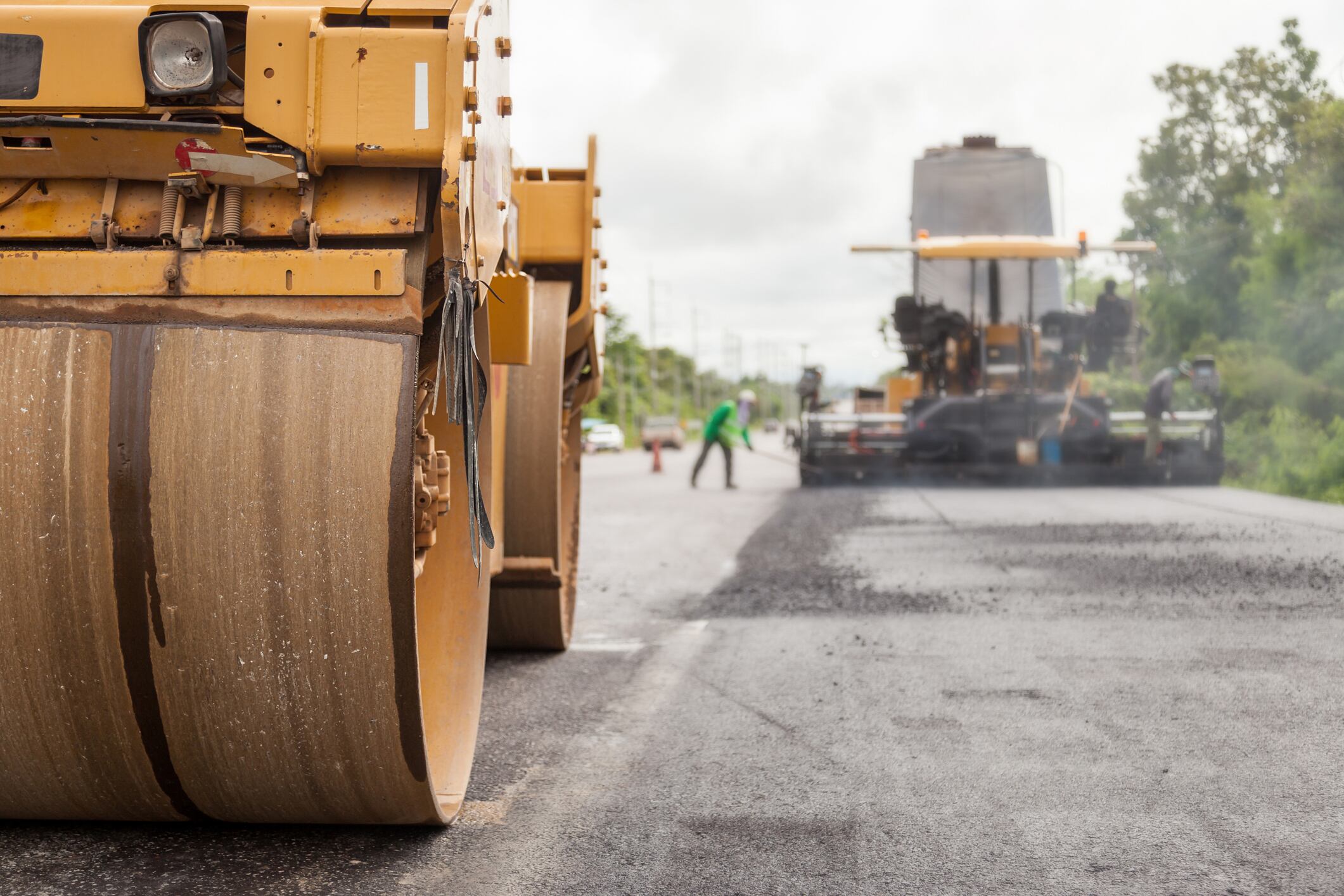 Maquinaria y operarios durante un trabajo de mantenimiento de carreteras