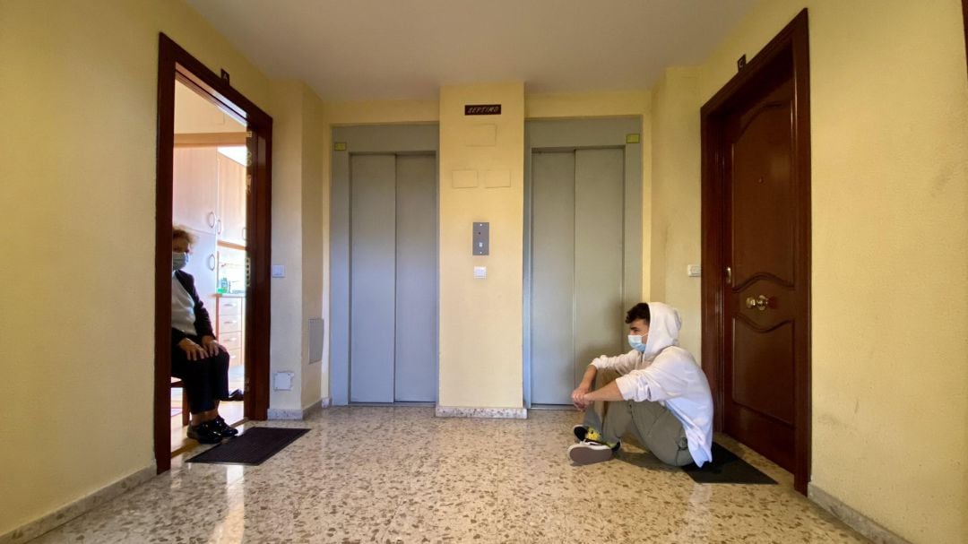 El nieto, Álvaro, y su abuela, Carmen, en un momento del encuentro en el descansillo delante de la casa de la mujer en el barrio malagueño de Carranque