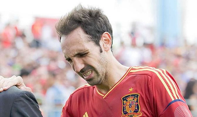 Juanfran se marcha del terreno de juego con claros gestos de dolor