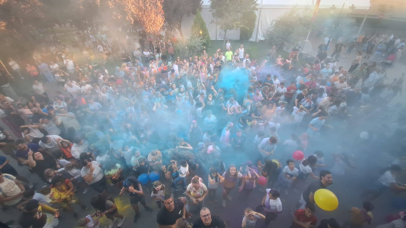 Fiesta de polvos &#039;holi&#039; celebrada este pasado fin de semana en Torrejón de Velasco como antesala a las fiestas patronales