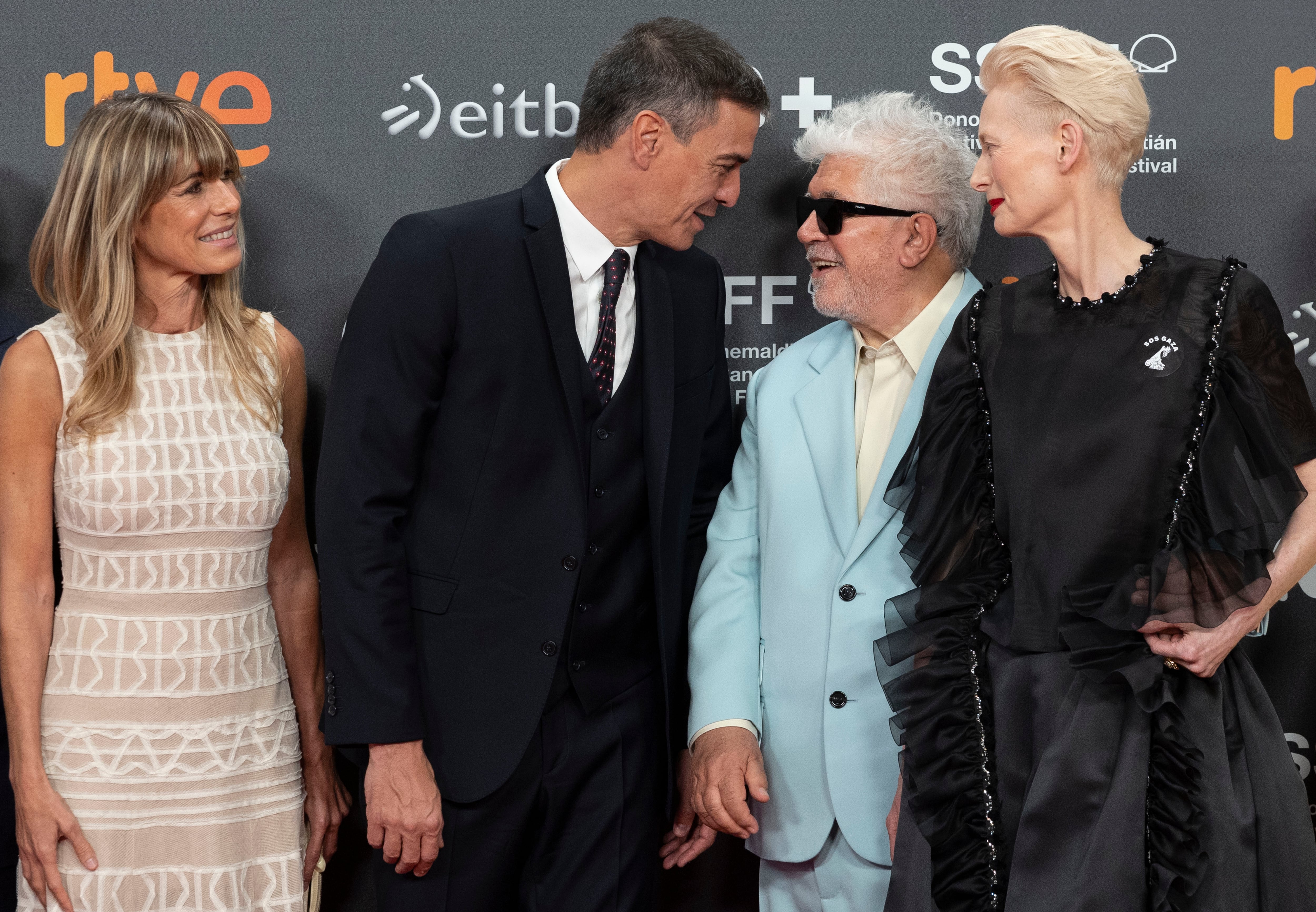 El presidente del Gobierno, Pedro Sánchez, y su mujer, Begoña Gómez posan junto al director Pedro Almodóvar, y la actriz Tilda Swinton, este jueves en el Festival de Cine de San Sebastián, donde esta noche Almodóvar recibe el Premio Donostia.