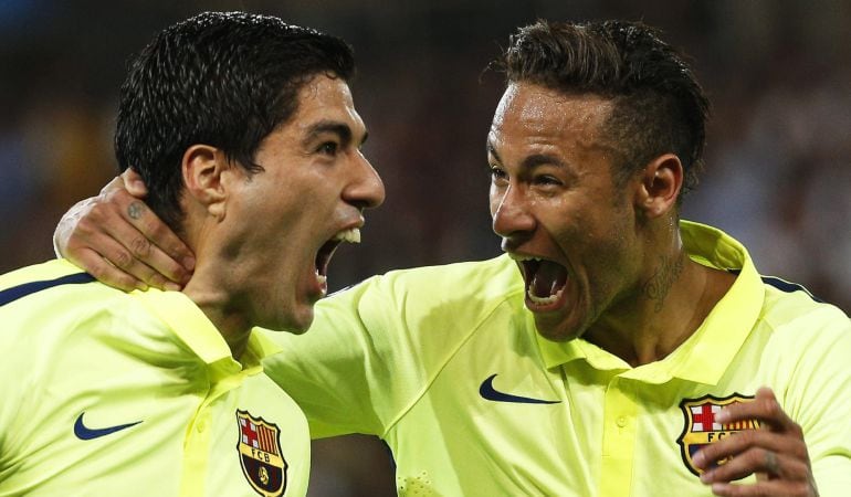 VAL105. PARÍS (FRANCIA), 15/04/2015.- El jugador de Barcelona FC Luis Suarez (i) celebra un gol con su compañero Neymar ante el Paris Saint-Germain hoy, miércoles 15 de abril de 2015, durante el partido de ida de cuartos de final de la Liga de Campeones d