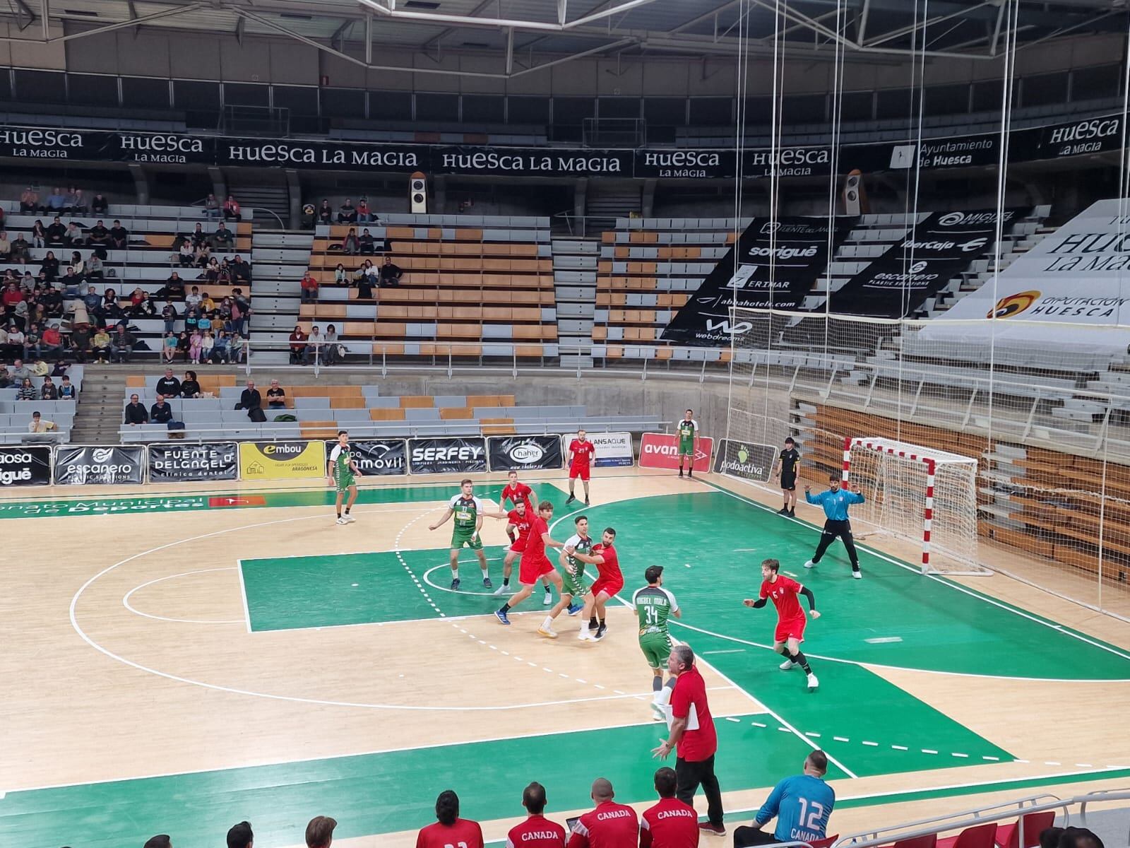 El partido entre Bada Huesca y la selección de Canadá se disputó con un buen ambiente en el Palacio de los Deportes