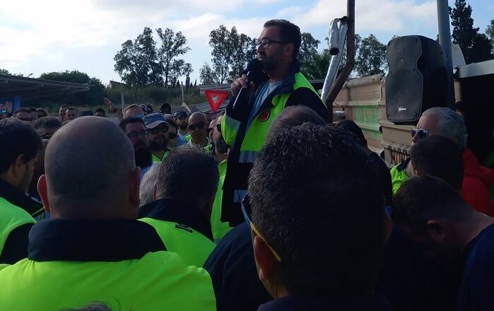 Asamblea en el parking de la factoría