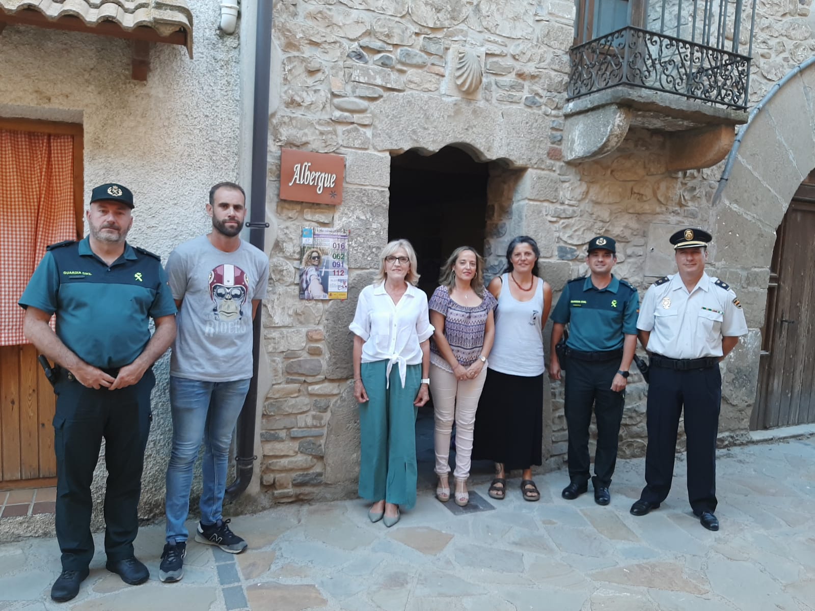 La subdelegada del Gobierno en Huesca, Silvia Salazar, asistía a la presentación junto el alcalde de la localidad, Adrián Vinacua; y acompañados de la jefa de la Unidad VioGén de la Subdelegación, Carmen García Lanzas;  y por el teniente coronel de la Guardia Civil Pedro Manuel Fernández y el inspector jefe de la Comisaría de Policía Nacional en Jaca, Jesús Ruiz