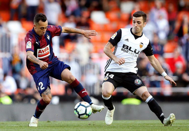 GRAF5656. VALENCIA, El lateral del Valencia Gayá (d) y el centrocampista chileno del Eibar, Fabián Ariel Orellana durante el partido de Liga en Primera División que están disputando esta tarde en el estadio de Mestalla, en Valencia. EFE, Kai Försterling