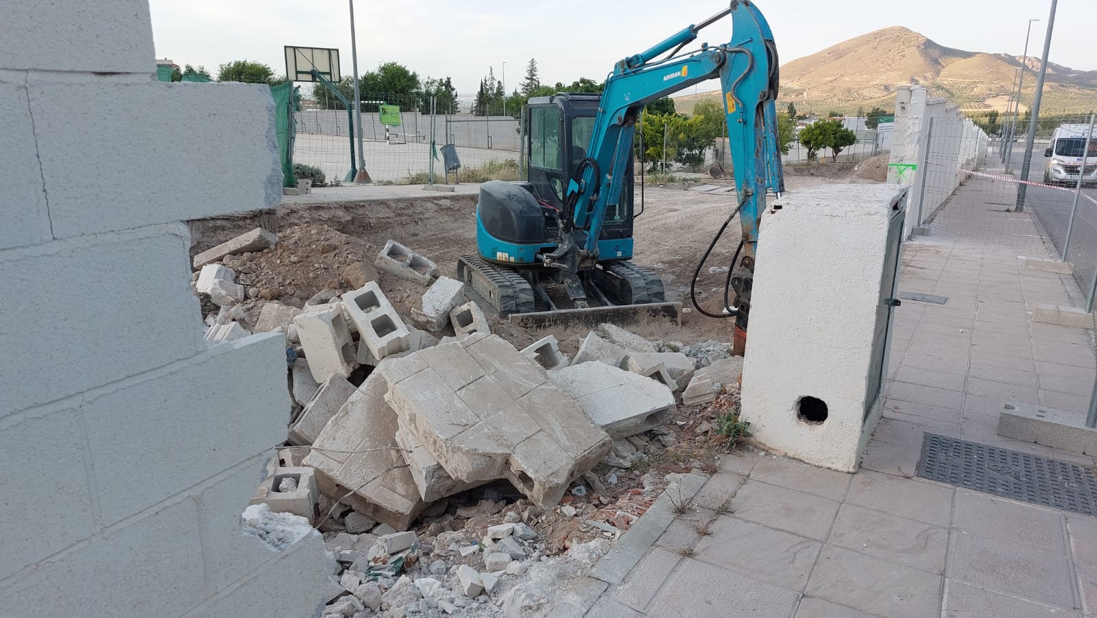 Primeros trabajos de movimientos de tierras en la ampliación del IES Juan López Morillas