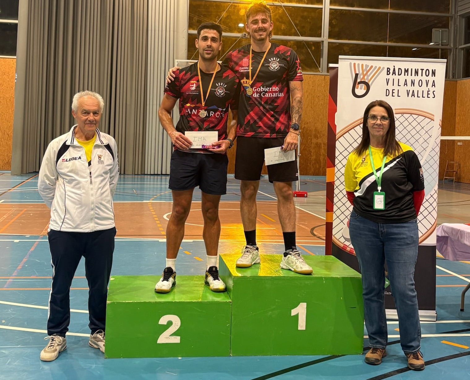 Jugadores del Auria Bádminton en lo más alto del podio del Máster Vilanova del Vallés.