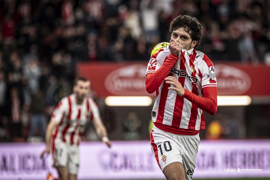 César Gelabert celebra su gol al Granada.