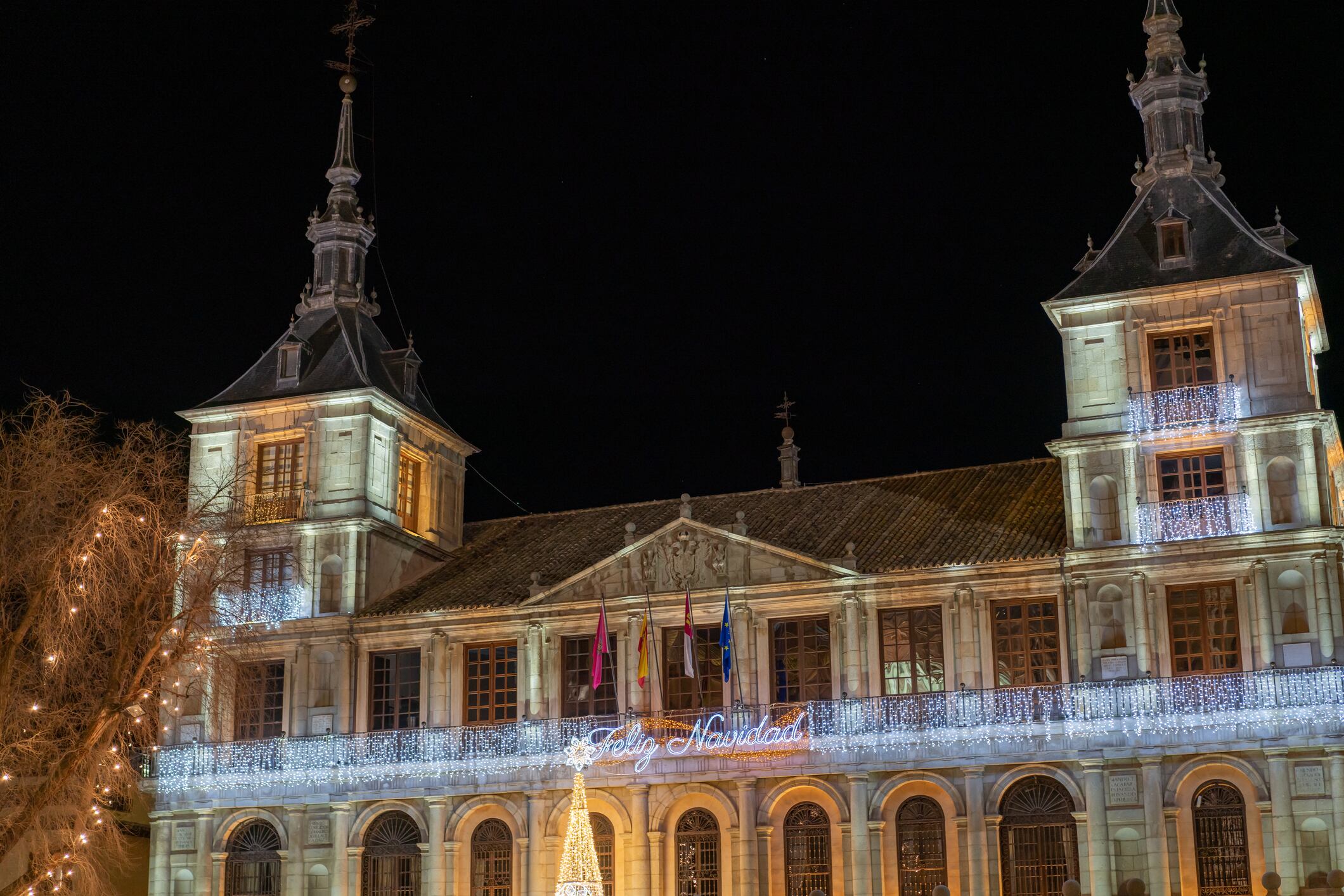 El Ayuntamiento de Toledo, engalanado para la Navidad en una imagen de archivo