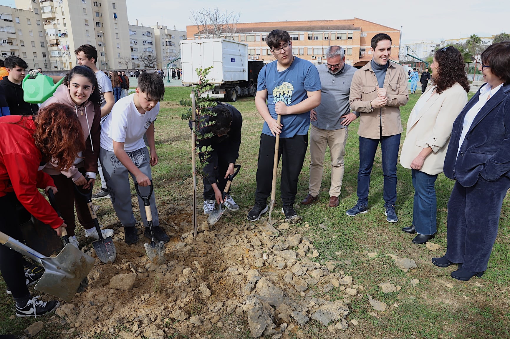 Plantación de árboles en el IES Asta Regia