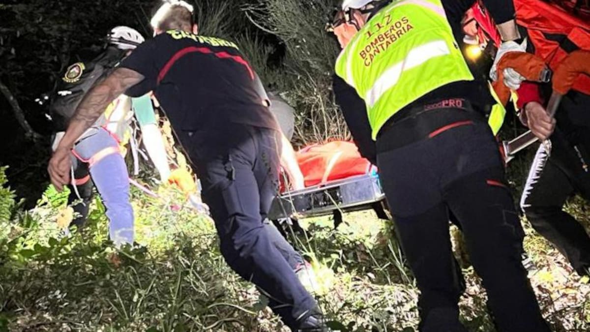 Un total de 28 efectivos y 18 vehículos participan en el rescate de una senderista perdida en Camaleño