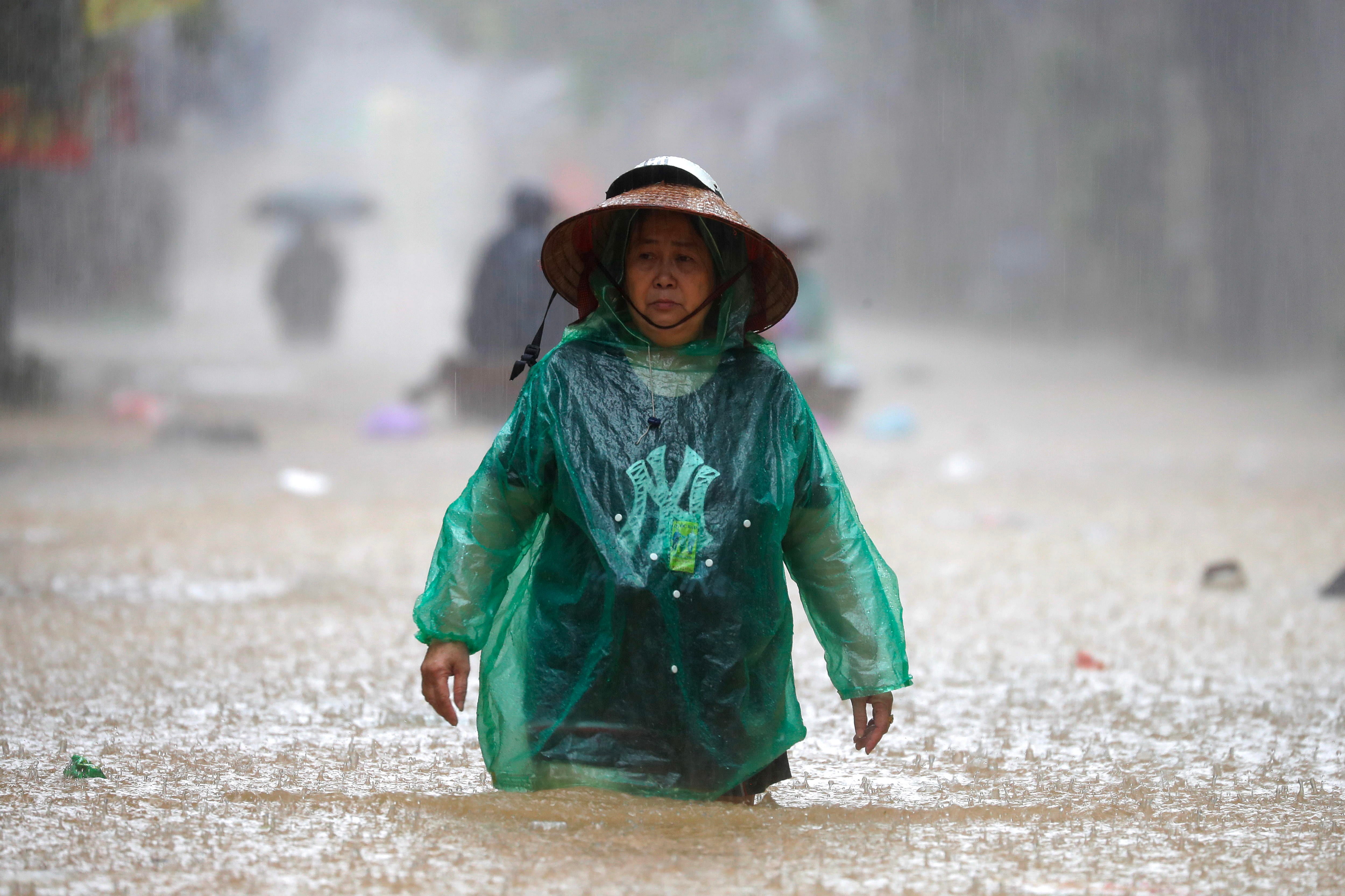 Una mujer caminando por las calles de Hanoi tras las enormes inundaciones