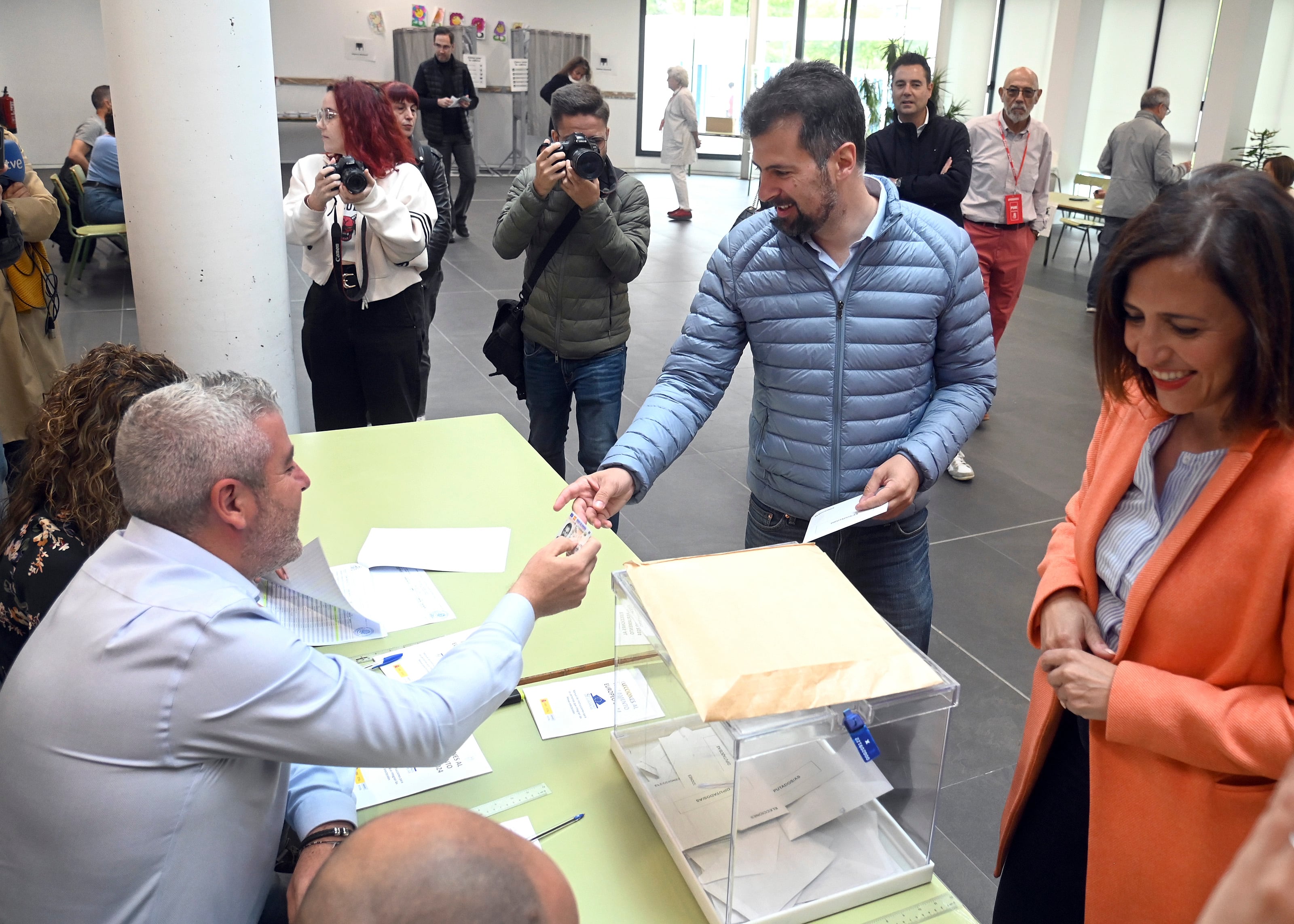 El secretario general del PSOECyL, Luis Tudanca, vota en el CEIP Isabel de Basilea, en Burgos