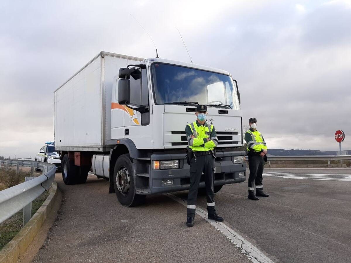 La Guardia Civil de tráfico de Palencia prueba un camión sin rotular para vigilar las infracciones al volante