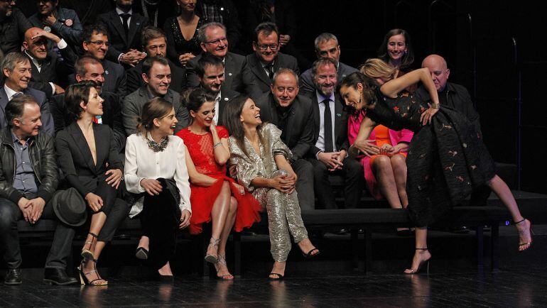 FOTOGALERÍA | La actriz Toni Acosta (d) bromea de Elena Anaya (2d), que ha sufrido un tropiezo a su llegada a la fiesta de nominados de los XXIX Premios Goya de la Academia del Cine Español