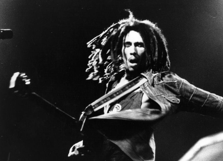 Bob Marley (1945 - 1981), el compositor, cantante y guitarrista jamaicano, en un concierto a finales de los 70