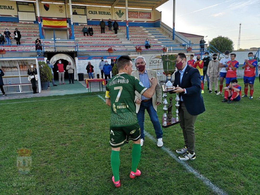 El alcalde de Benavente entrega el Trofeo al capitán del At. Astorga