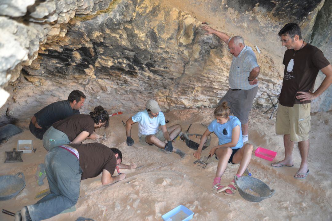 Excavaciones en Cueva Negra (Caravaca). De pie vemos al profesor emérito Michael Walker (con el brazo apoyado en la pared) y al arqueólogo Mariano López