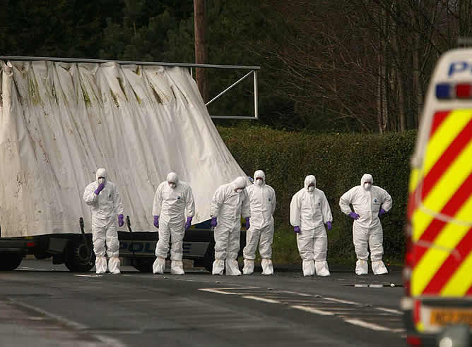 Al menos dos militares murieron y otras cuatro personas resultaron heridas de gravedad como consecuencia de un asalto en una base del Ejército al norte de Belfast, según fuentes policiales. El primer ministro británico Gordon Brown ha condenado el ataque. Brown ha subrayado que nadie va a echar por tierra el proceso de paz en esa zona. El Sinn Fein, brazo político del ya inactivo Ejército Republicano Irlandés (IRA), también ha condenado el atentado a través de su presidente, Gerry Adams.