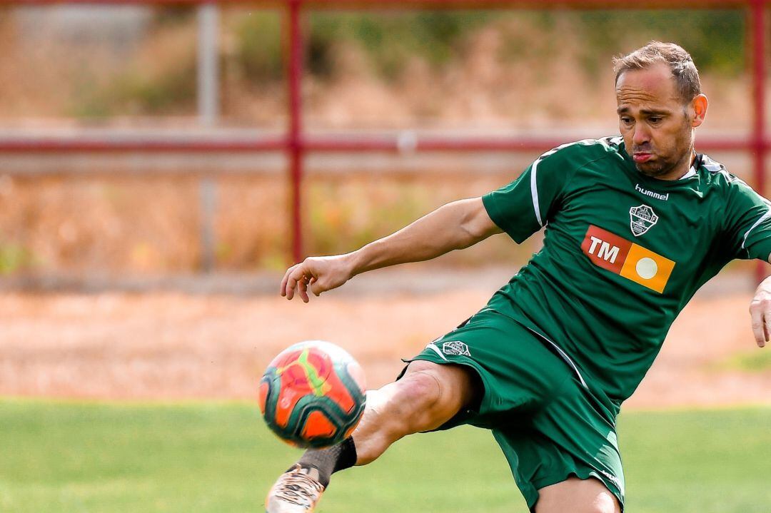 Nino golpea el balón durante un entrenamiento