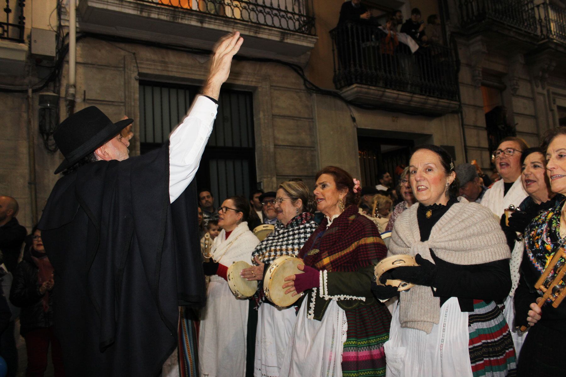 Moisés Olcina dirigint al poble en els cants de les seues nadaletes