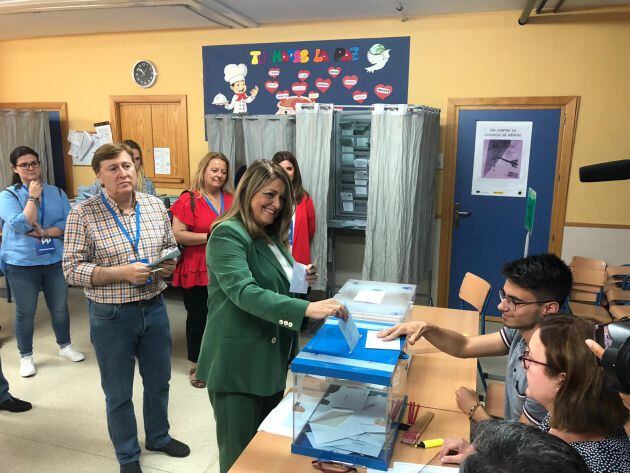 Ángeles Isac (PP) vota.