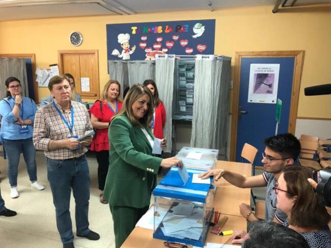 Ángeles Isac (PP) vota.