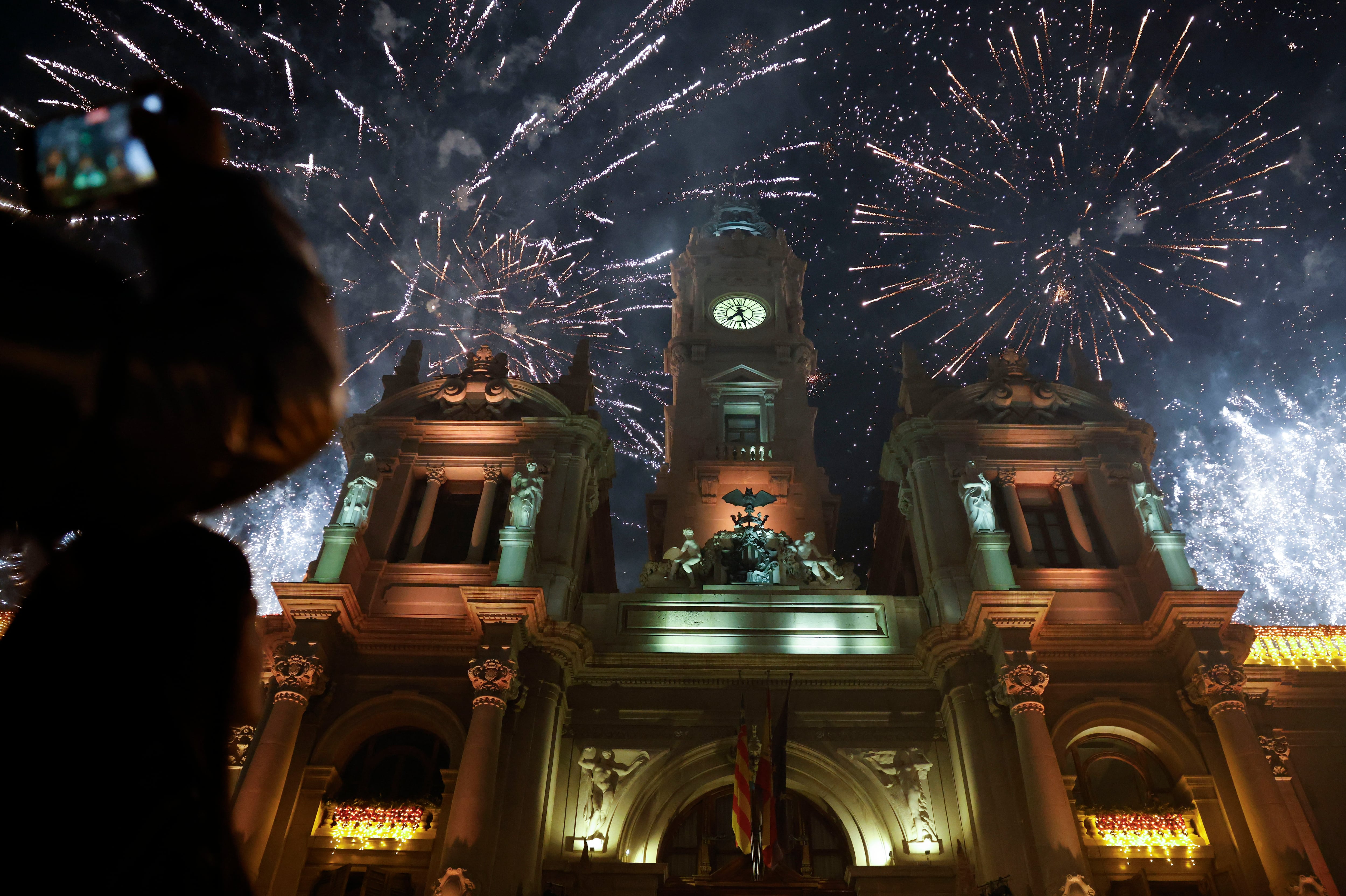 Este viernes por la noche se ha procedido a encender los dos millones de leds que iluminan la Navidad en València.