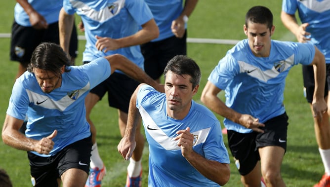 El francés Jérémy Toulalan, el italo-argentino Martín Gaston Demichelis y Francisco R. Alarcón &#039;Isco&#039;, del Málaga, durante el entrenamiento previo al partido de Liga de Campeones