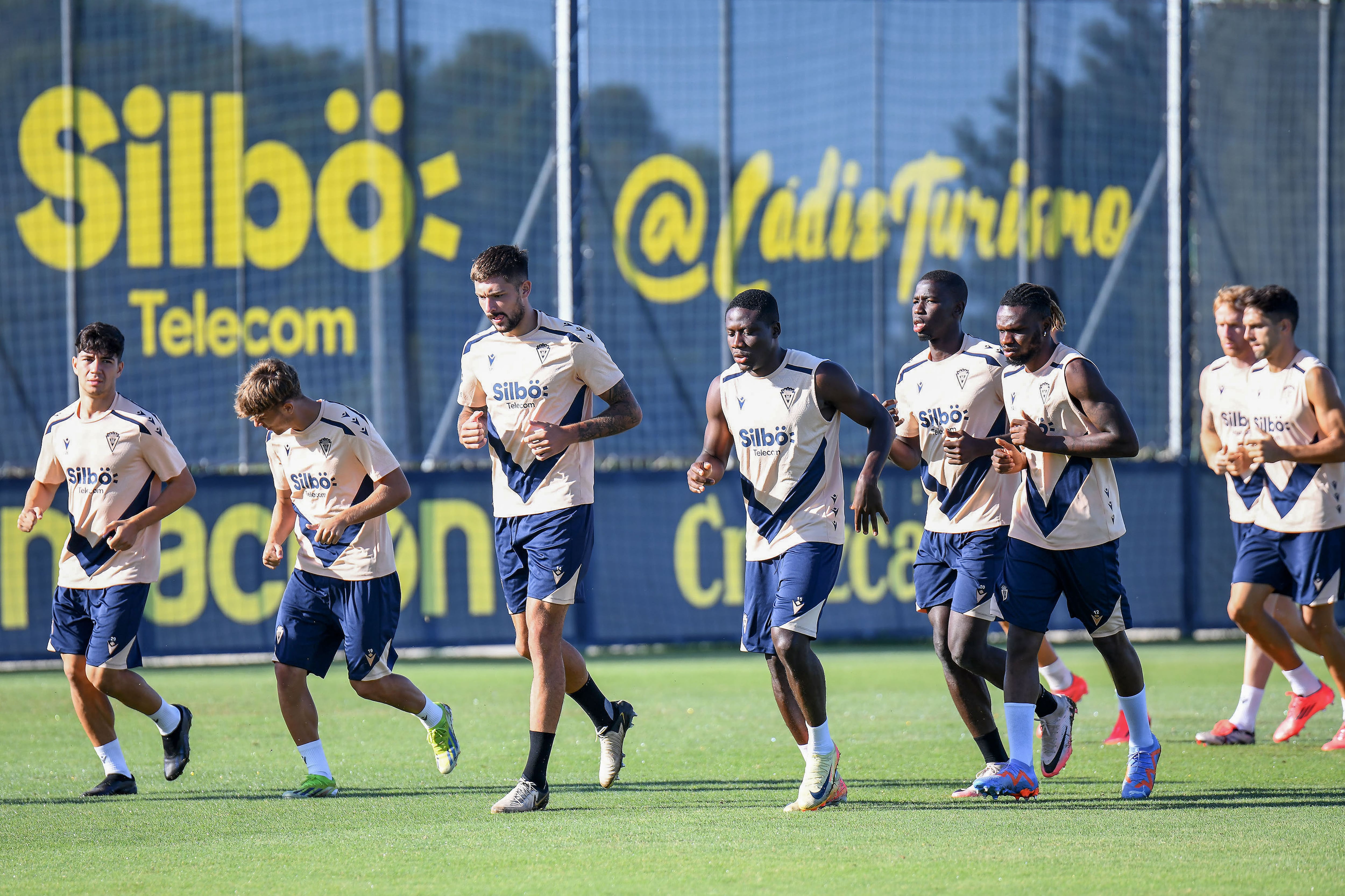 Los jugadores del Cádiz CF en un entrenamiento semanal en la Ciudad Deportiva.