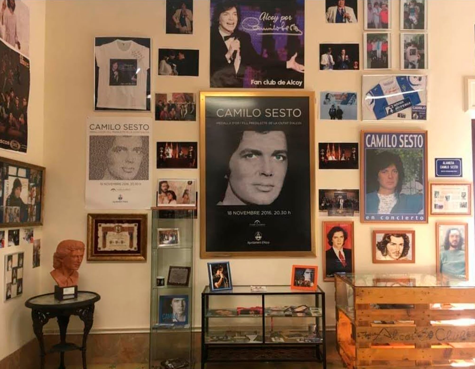 Imagen de la zona central de la sede del Club de Fans de Camilo Sesto en Alcoy