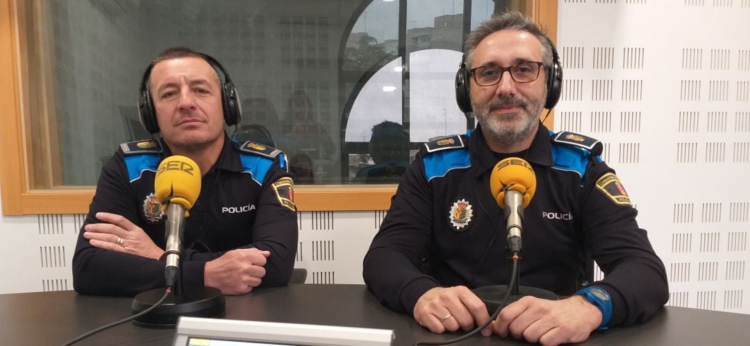 Juan José Pacomio y Sebastián Portillo, oficial y agente, respectivamente, de la Policía Local de Getafe, integrantes de la Unidad Agente Tutor.