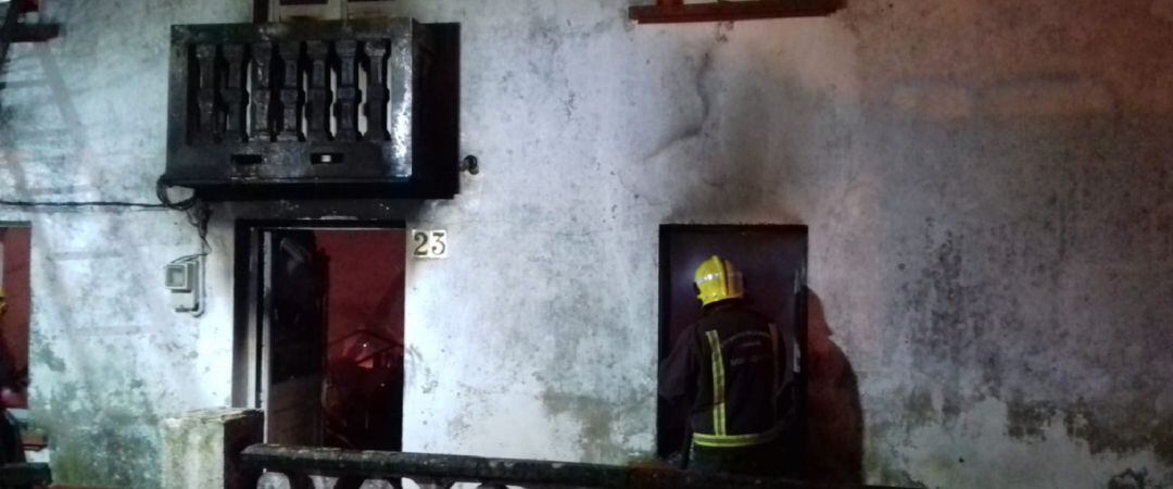 Bomberos en la vivienda afectada por el fuego