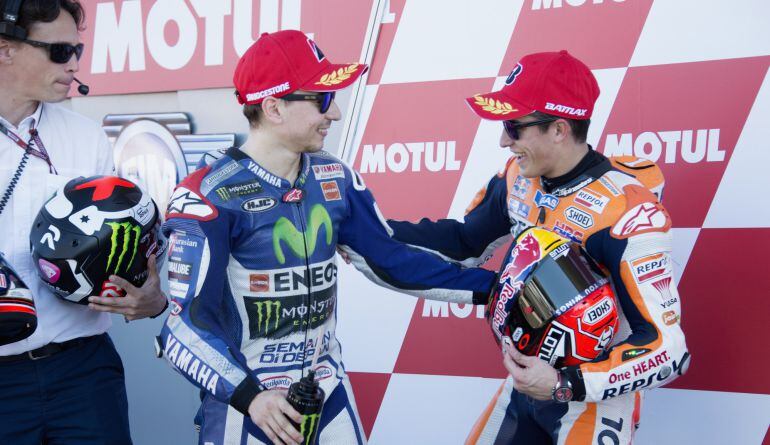 Marc Márquz y Jorge Lorenzo se saludan