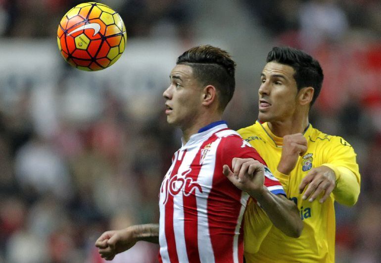 Antonio Sanabria pelea un balón con Vicente Gómez.