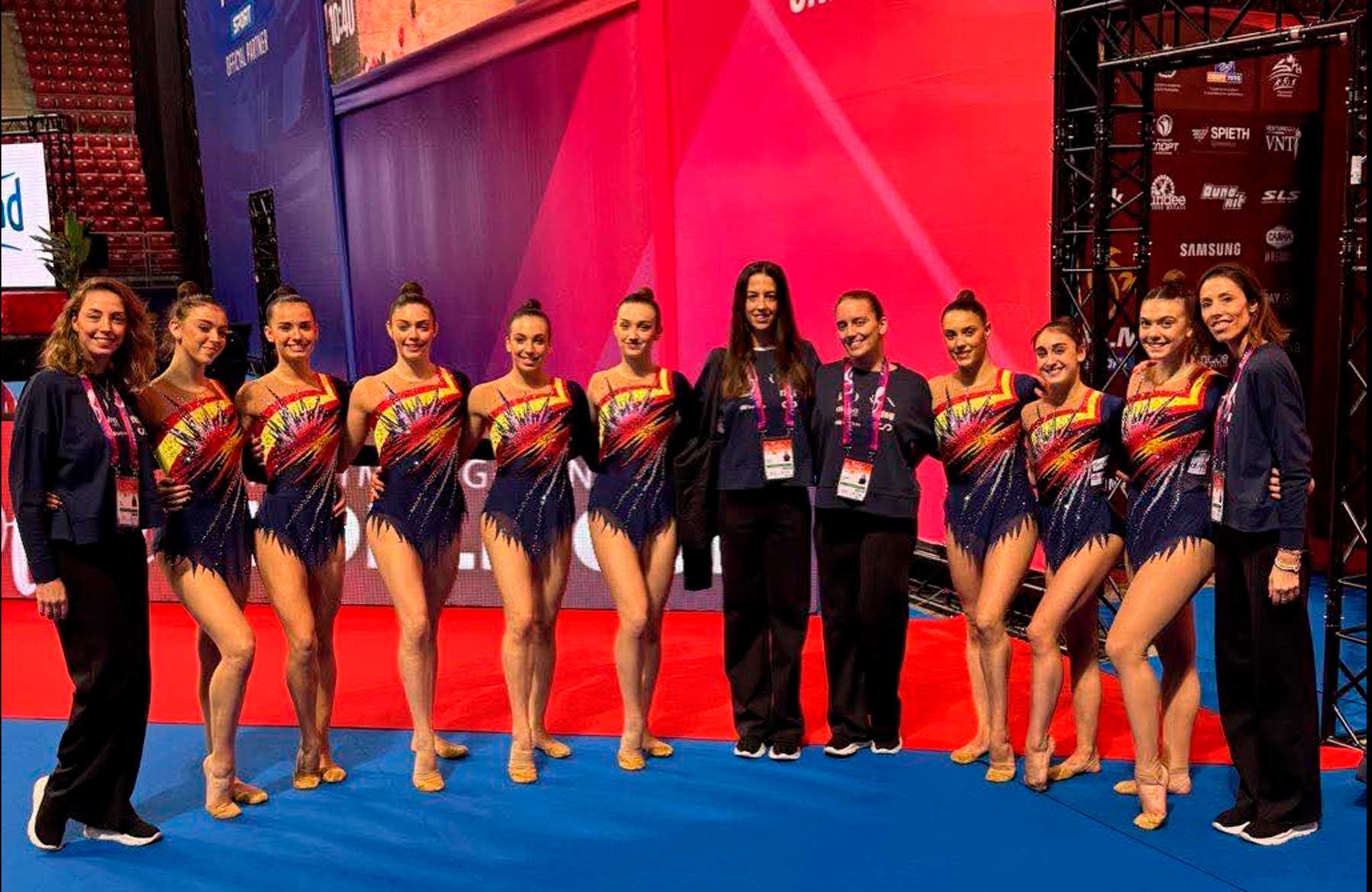 La alcoyana Daniela Picó, tercera por la derecha junto al resto de la Selección Española en Bulgaria