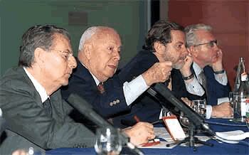 El presidente del Grupo PRISA (en el centro) junto a Javier de Godó, Juan Luis Cebrián y Daniel Gavela, en 2002, en una junta de Unión Radio, grupo al que pertenece la Cadena SER.