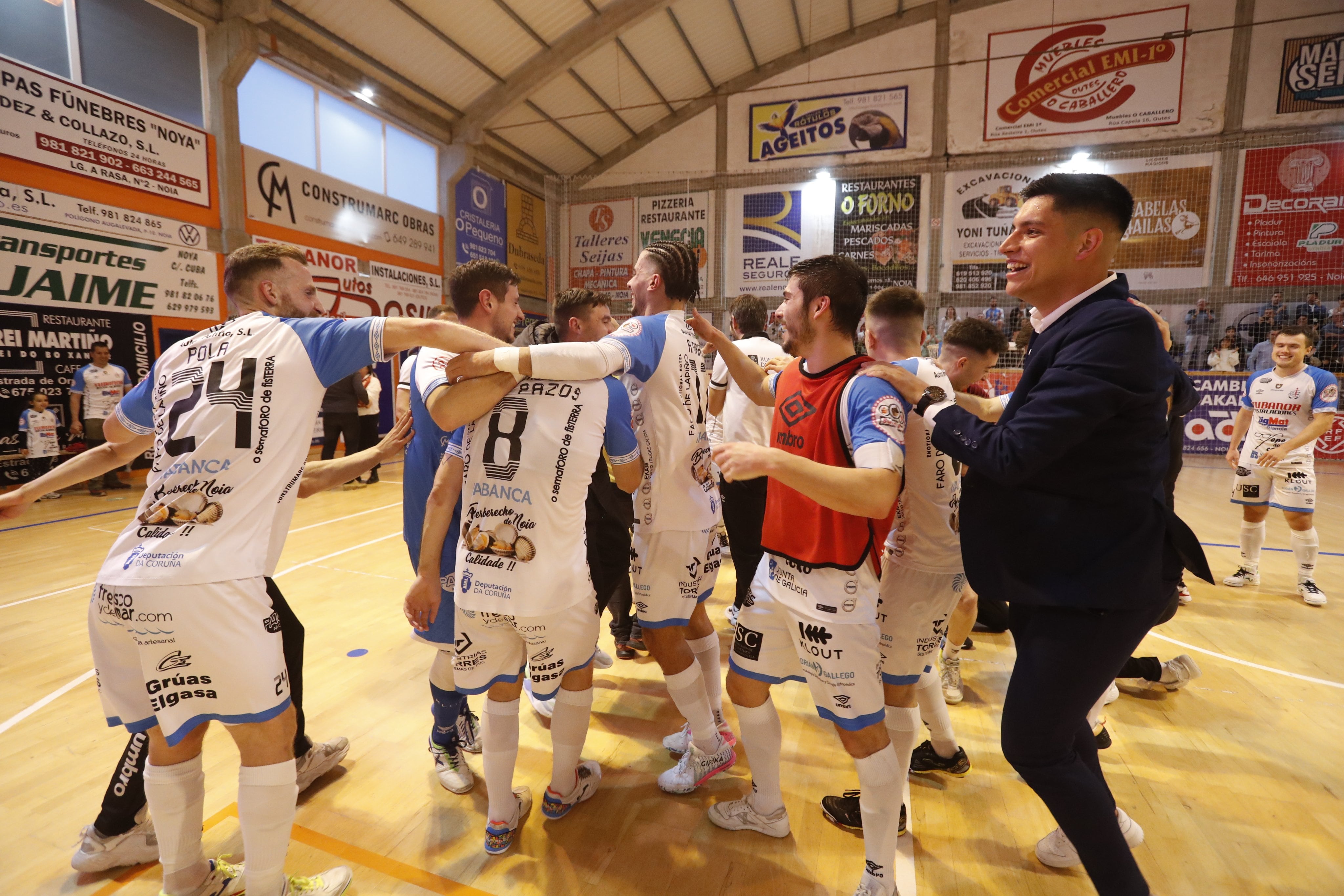 Los integrantes del Noia celebran la permanencia tras ganar al Betis