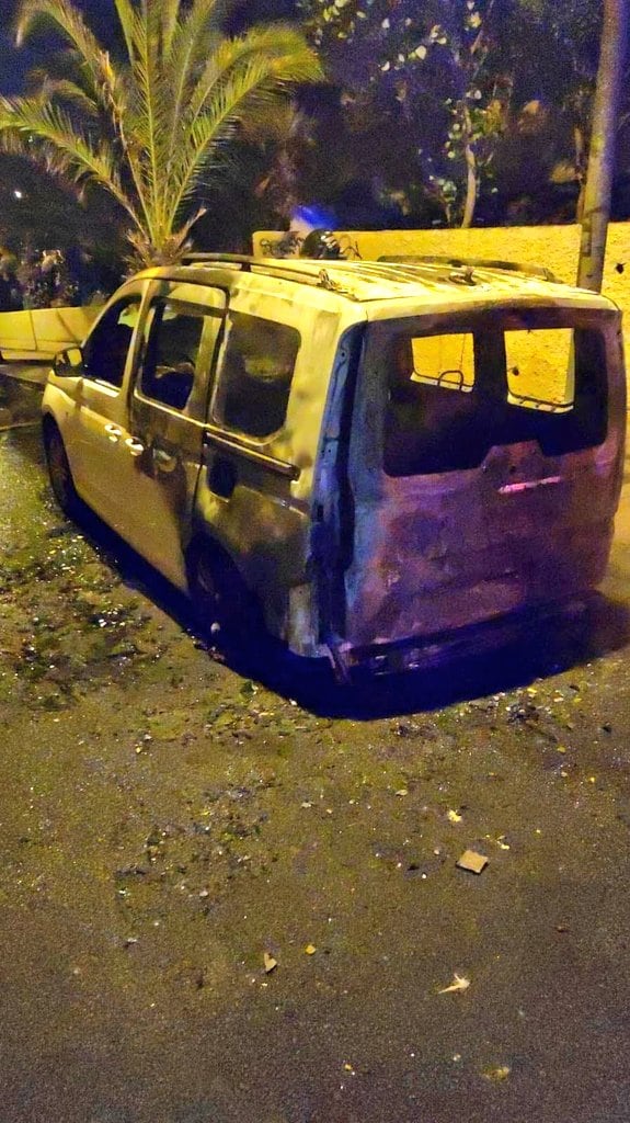 Un vehículo afectado por el incendio de contenedores en Santa Cruz de Tenerife (Policía Local)