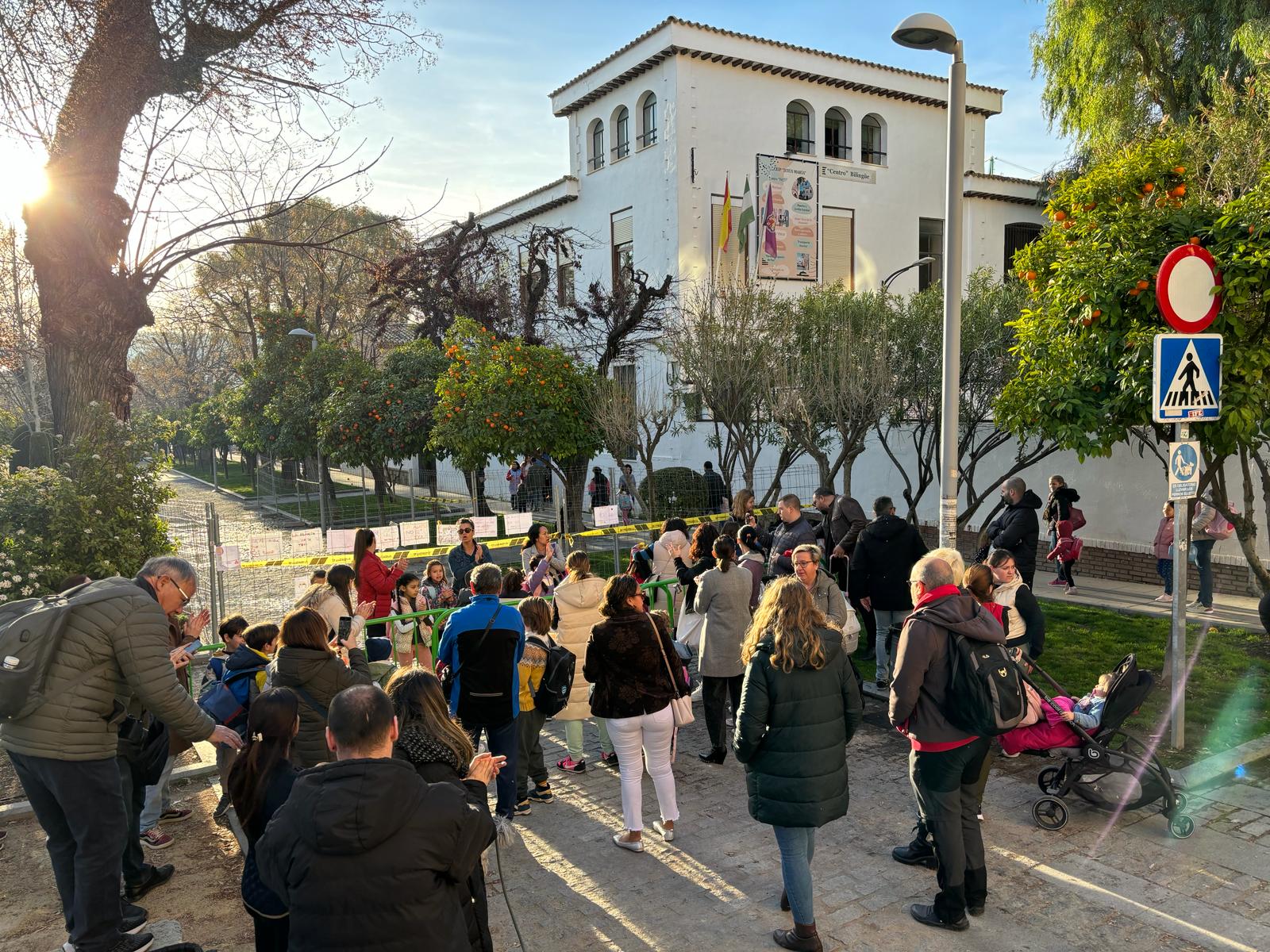 Protesta de padres y madres en el Colegio Jesús y María de Jaén capital.