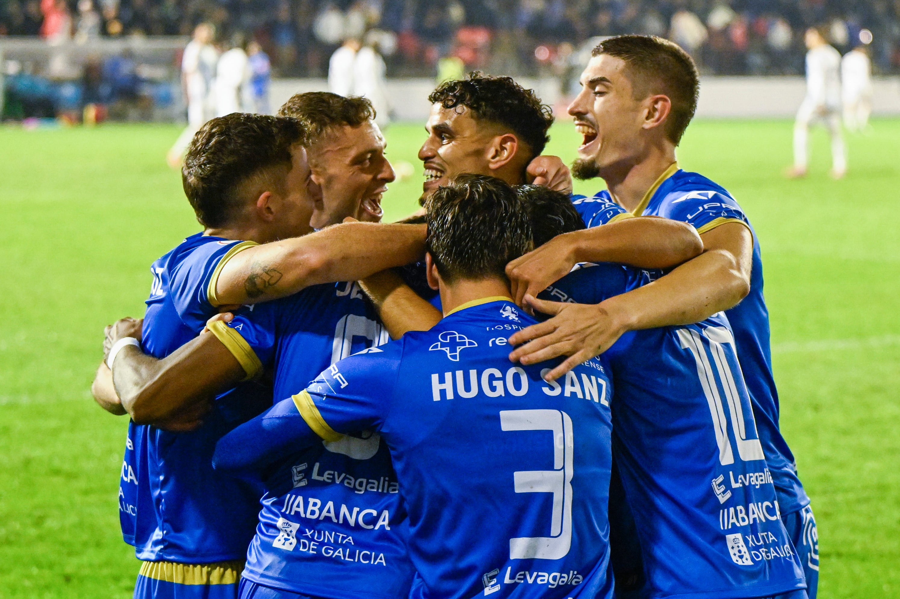 OURENSE, 28/10/2025.- Los jugadores del Ourense celebran tras marcar ante el Oviedo, durante el partido de primera ronda de la Copa del Rey fútbol que Ourense CF y Real Oviedo disputan este miércoles en el estadio de O Couto. EFE/Brais Lorenzo
