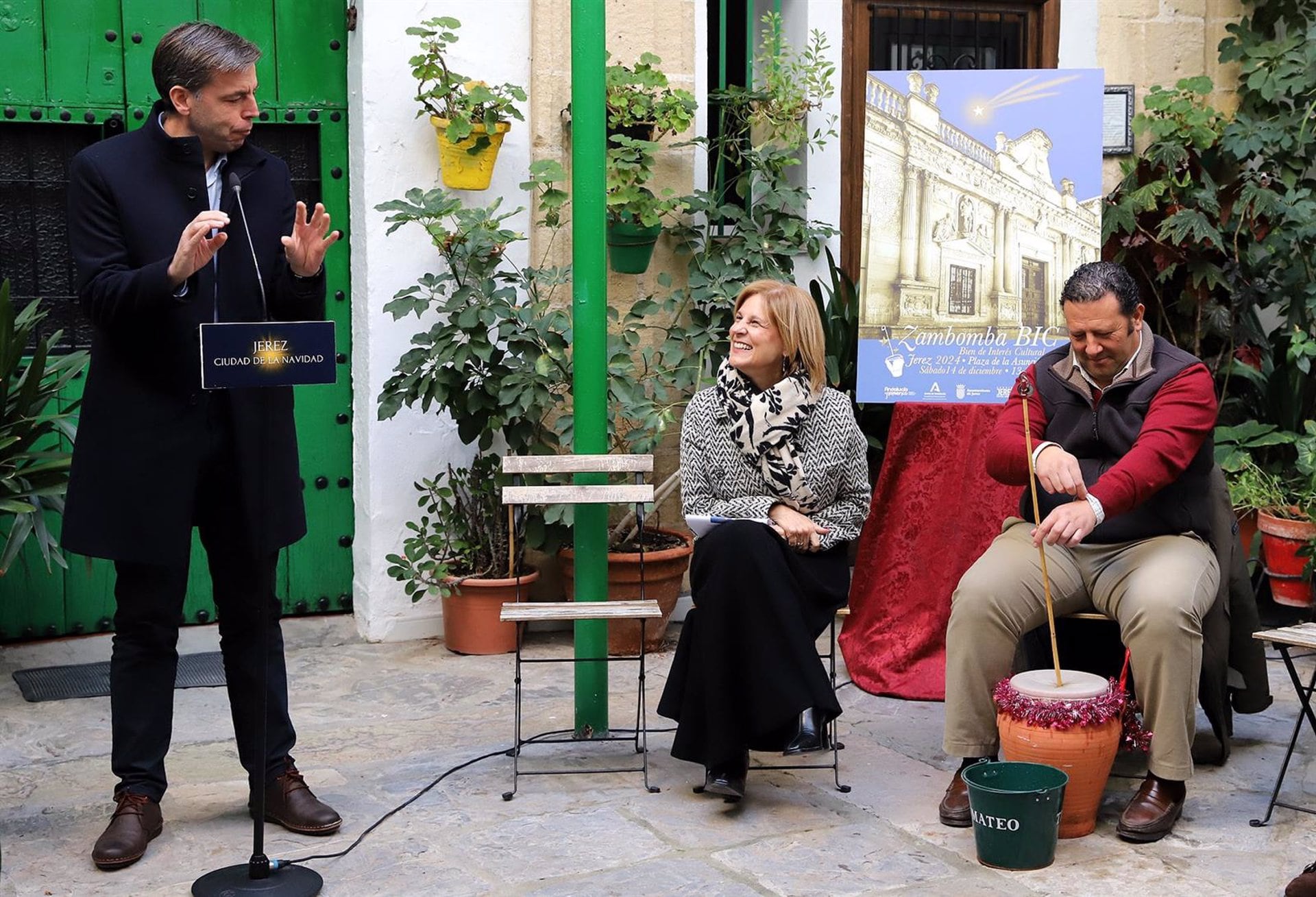 Cristóbal Ortega, director del Instituto Andaluz de Flamenco de la Agencia Andaluza de Instituciones Culturales de la Consejería de Cultura y Patrimonio Histórico de la Junta de Andalucía, junto a María José García Pelayo (Alcaldesa de Jerez) en la presentación de la Zambomba BIC del 14 de diciembre de 2024