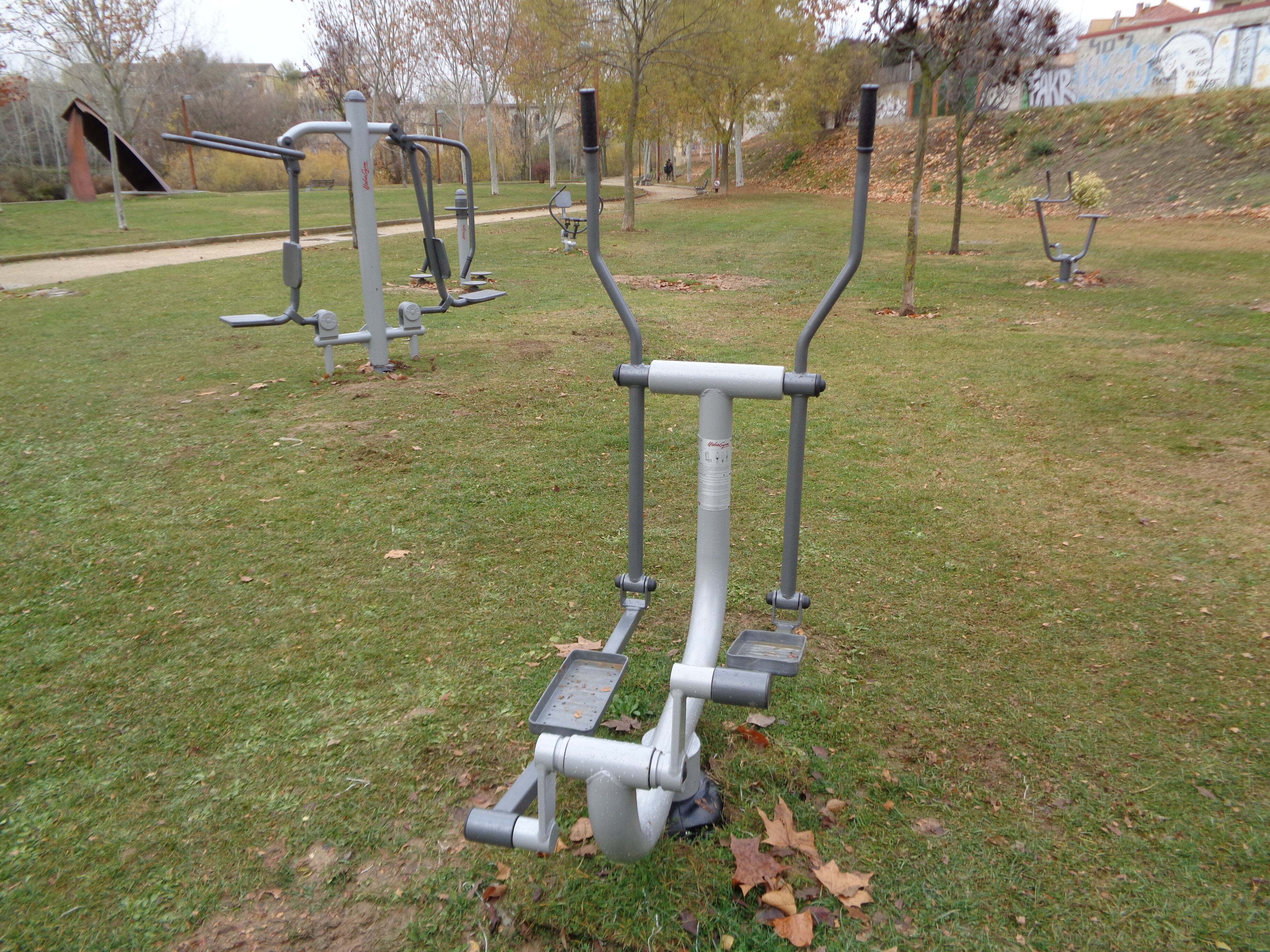 El parque El Barriles también dispone de estos aparatos para hacer ejercicio