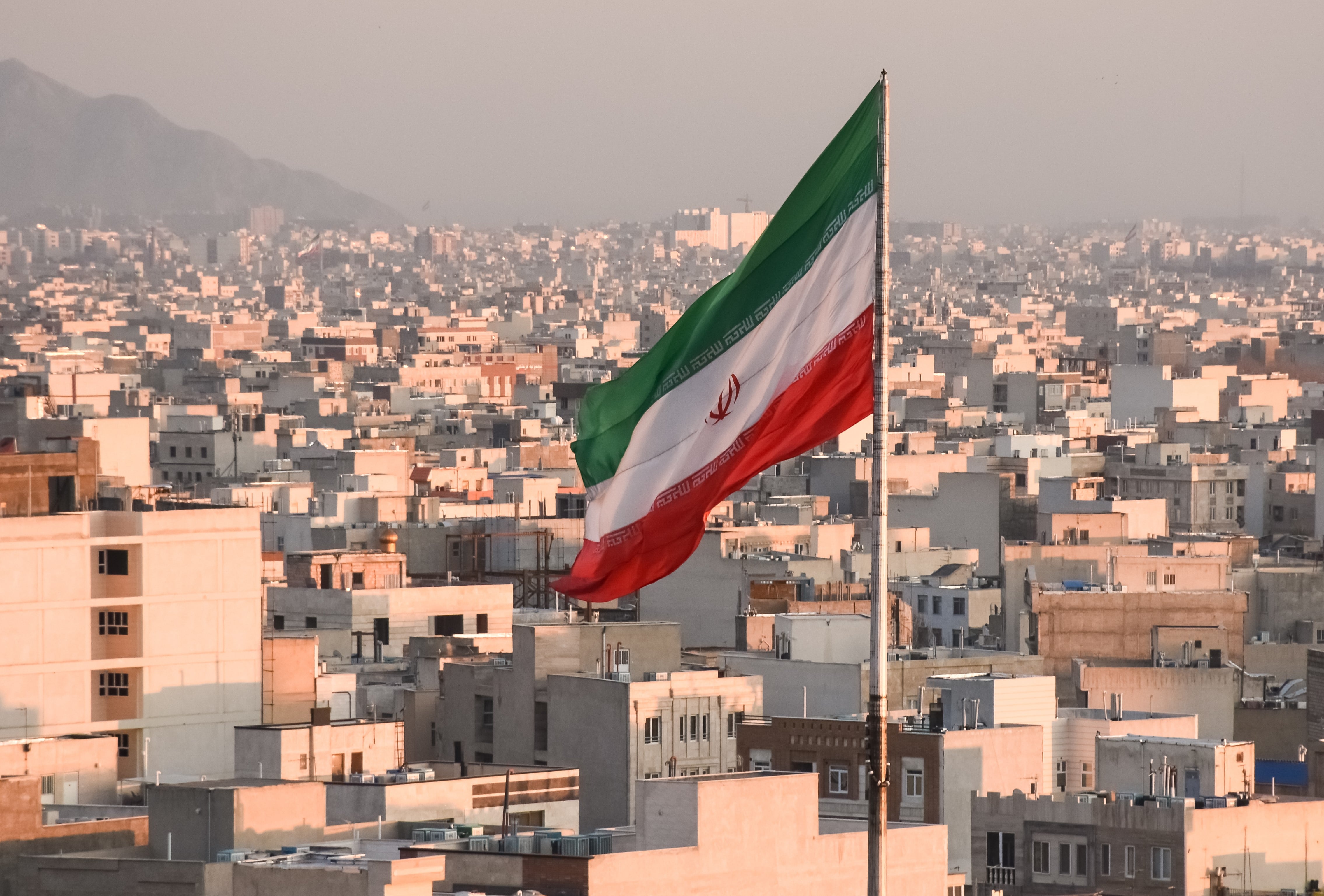 Bandera de Irán ondeando en la capital del país, Teherán.