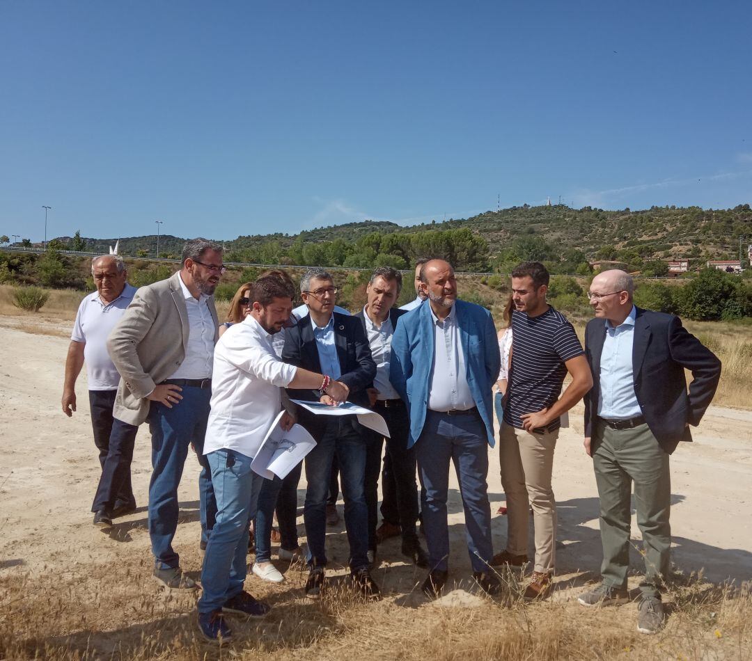 El secretario de Estado de Medio Ambiente Hugo Morán, durante su visita al embalse de Entrepeñas, en Sacedón.